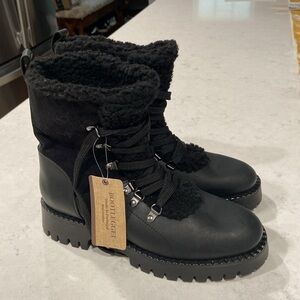 BootLegger NWT woman’s Leather Sherpa Lined Lace Up Winter Boots Size 9/UK 40